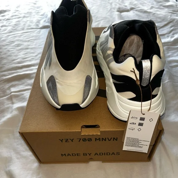 Yeezy 700 brand new w/tags and original box ADIDAS YEEZY BOOST 700 WAVE RUNNER KIDS SIZE 1 | eBay main image 3